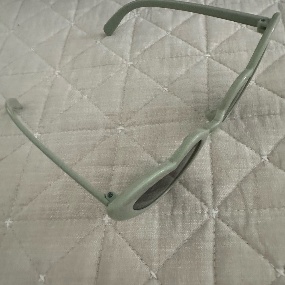 Plastic Heart Sunglasses. Great condition! 🕶️ - Picture 4 of 4